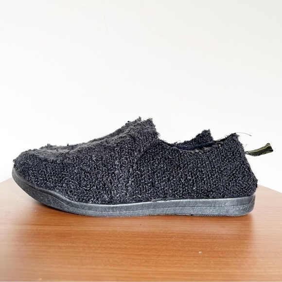 Vionic Malibu Slip On Supportive Sneaker in Black Boucle - size 7 - Picture 1 of 7